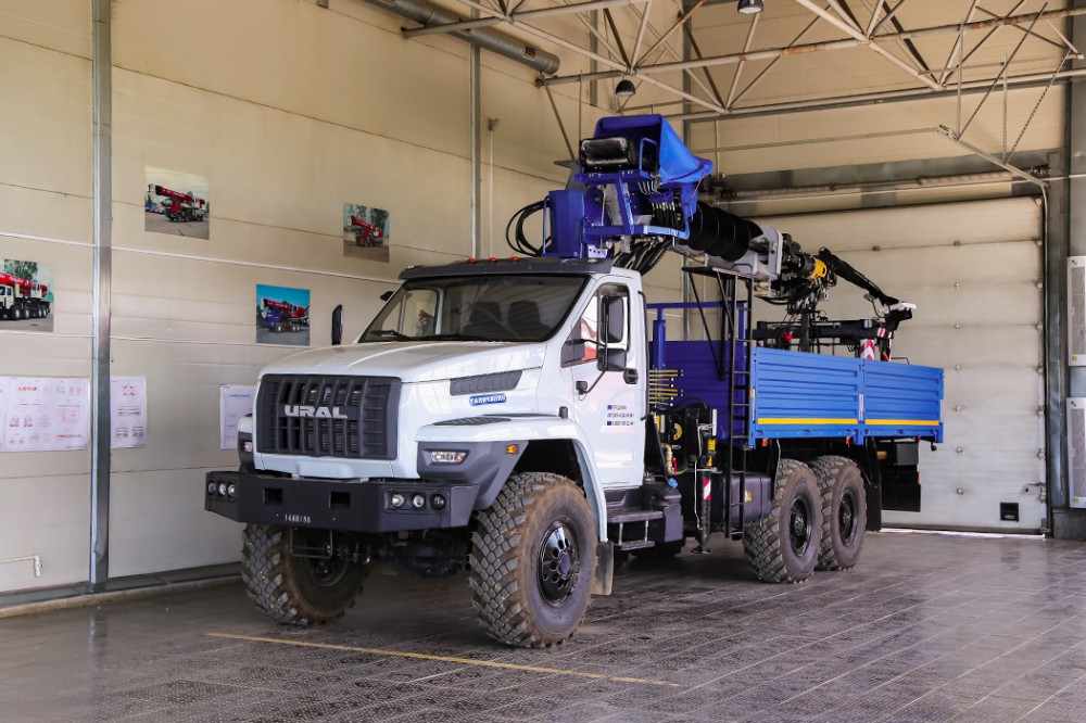 Бортовой автомобиль с установкой КМА-150-3, буром и люлькой