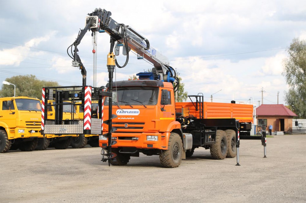 Бортовой автомобиль с установкой КМА-150-5, буром и люлькой